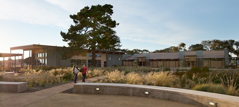 2 Students walking at the Marina Campus