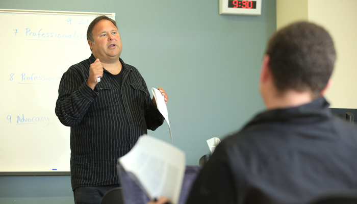 Borja teaching in Spanish for Spanish Speakers class